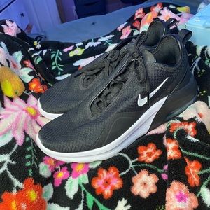 Nike Air Max Motion 2